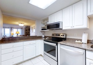 Oceanfront condo with breathtaking views, balcony, AC & outdoor pool