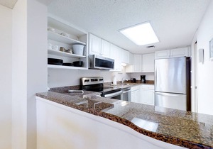 Oceanfront condo with breathtaking views, balcony, AC & outdoor pool