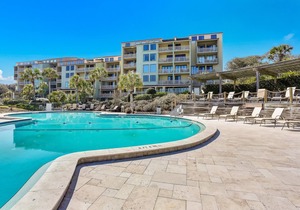 Oceanfront condo with breathtaking views, balcony, AC & outdoor pool