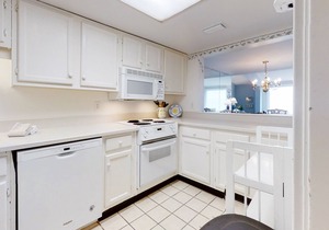 Oceanfront condo with spacious balcony, great views, AC & outdoor pool