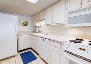 Oceanfront condo with spacious balcony, great views, AC & outdoor pool