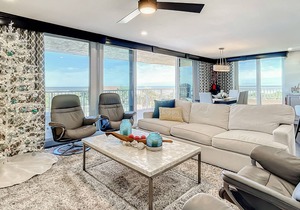 Oceanfront condo with large balcony, WiFi, W/D, beach access, pool & hot tub