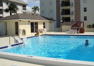 ON BEACH Condo on White Sands of Fort Myers Beach 28 Day Minimum Rental