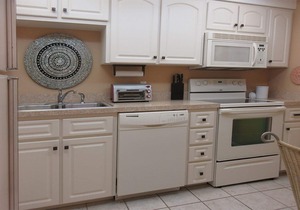 Palm Trees and Tropical Breezes! 2B/2B Island Vacation Condo Beachside w/Large Pool At Discounted Price!