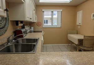 Palm Trees and Tropical Breezes! 2B/2B Island Vacation Condo Beachside w/Large Pool At Discounted Price!
