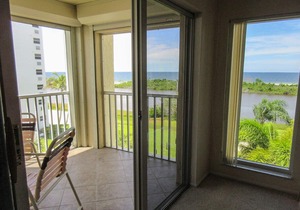 Palm Trees and Tropical Breezes! 2B/2B Island Vacation Condo Beachside w/Large Pool At Discounted Price!