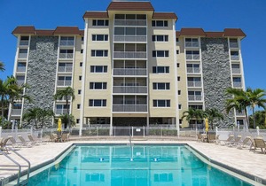 Palm Trees and Tropical Breezes! 2B/2B Island Vacation Condo Beachside w/Large Pool At Discounted Price!