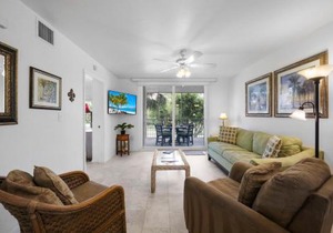 Peaceful condo with pool across from South Beach