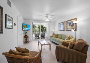 Peaceful condo with pool across from South Beach