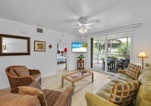 Peaceful condo with pool across from South Beach