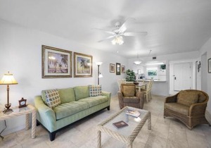 Peaceful condo with pool across from South Beach