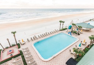 Perfect Location! Bright Top-Floor King Studio Suite on the Beach | Full Kitchen