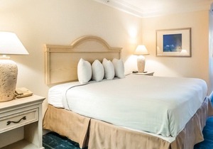 Perfect Location! Bright Top-Floor King Studio Suite on the Beach | Full Kitchen