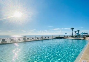 Perfect Location! Bright Top-Floor King Studio Suite on the Beach | Full Kitchen