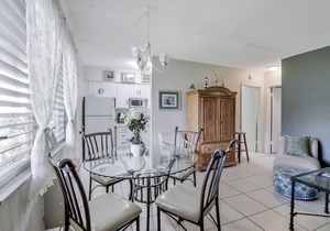 Perfectly located condo, a brief walk from beach & restaurants