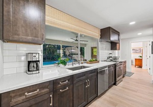 Pesaro Vacation Rental: Stylish 3-BR Retreat Near Via Miramar Beach. Renovated Home with Private Pool, Lush Gardens and Modern Comforts. Perfect for Families, Close to Beaches and Downtown Naples!
