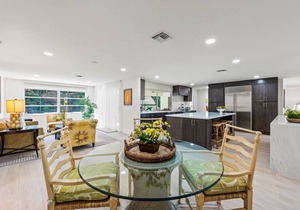 Pesaro Vacation Rental: Stylish 3-BR Retreat Near Via Miramar Beach. Renovated Home with Private Pool, Lush Gardens and Modern Comforts. Perfect for Families, Close to Beaches and Downtown Naples!