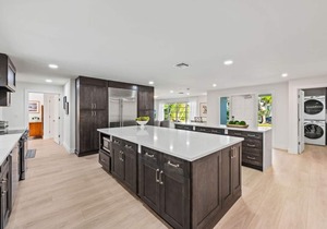 Pesaro Vacation Rental: Stylish 3-BR Retreat Near Via Miramar Beach. Renovated Home with Private Pool, Lush Gardens and Modern Comforts. Perfect for Families, Close to Beaches and Downtown Naples!
