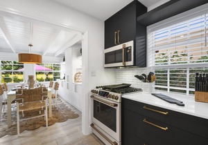 Pineapple House - Historical Charm Close to Beach, Golf, and Downtown