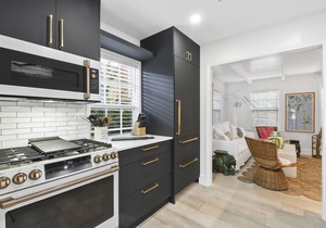 Pineapple House - Historical Charm Close to Beach, Golf, and Downtown
