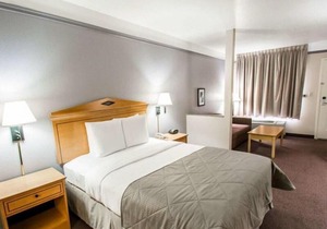 POOL OPEN! LOVELY KING UNIT FOR 4 GUESTS! BREAKFAST, SHUTTLE