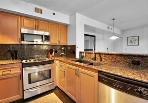 Pool View! 2/2 Condo | Yacht Club at Aventura