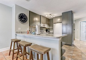 Poolside Retreat: Close to Beach, Gated Complex