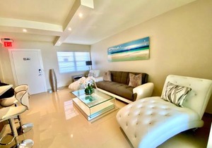 Premium Modern waterfront apartment with Miami Skyline view on the bay 5 mins drive to Miami Beach with free parking