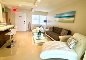 Premium Modern waterfront apartment with Miami Skyline view on the bay 5 mins drive to Miami Beach with free parking