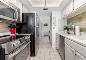 Quiet condo with a heated pool & central AC - short walk to the beach