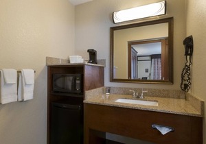 Relax and Unwind! 4 Comfortable Units, Pool, Minutes From SeaWorld Orlando