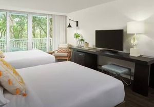 Relax & Unwind! 4 Comfortable Units, Beachside Bars, 2 Outdoor Pools!