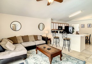 Relaxing 3 bed pool home 7 miles from Disney and 5 minutes from Midevil times