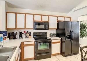 Relaxing 3 bed pool home 7 miles from Disney and 5 minutes from Midevil times