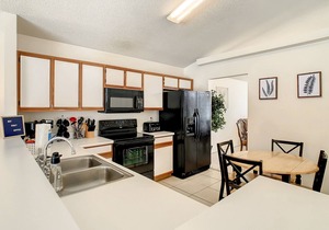 Relaxing 3 bed pool home 7 miles from Disney and 5 minutes from Midevil times