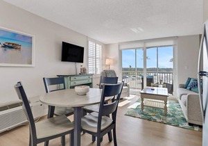 Remodeled! Cozy & Charming Studio Condo! Walk to Beach! Pickleball, Beach Gear, Parking & WiFi!