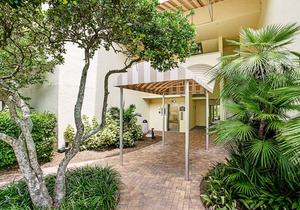 Renovated Condo w/Spacious Balcony, Great Views, Shared Heated Pool & Tennis