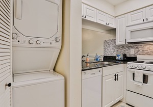 Resort condo with fast WiFi, AC & snowbird-friendly