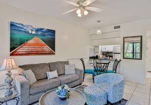Resort condo with fast WiFi, AC & snowbird-friendly