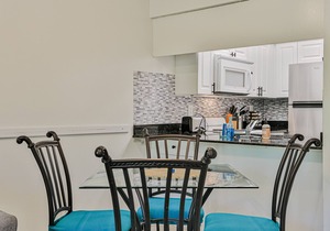 Resort condo with fast WiFi, AC & snowbird-friendly