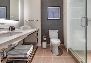 Riverfront Property Near The Wharf, Rooftop Lounge, Restaurant, Pet-Friendly