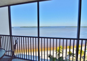 Sanibel Harbour Resort Bay View Tower 837: Unwind & recharge in the wrap-around lanai.