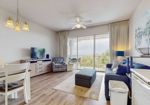 Santa Rosa Beach retreat w/shared pool, hot tub, close to dining, & parks