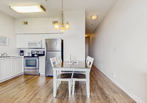 Santa Rosa Beach retreat w/shared pool, hot tub, close to dining, & parks
