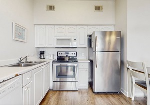Santa Rosa Beach retreat w/shared pool, hot tub, close to dining, & parks