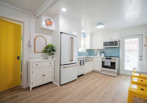 Sassy Seagull -Classic beach cottage, moments from the sand, beautiful pool!
