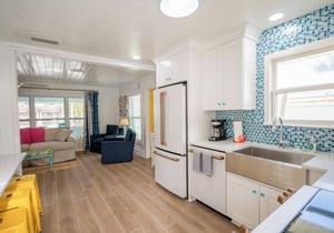 Sassy Seagull -Classic beach cottage, moments from the sand, beautiful pool!