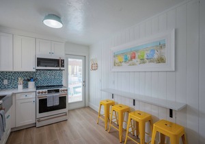 Sassy Seagull -Classic beach cottage, moments from the sand, beautiful pool!