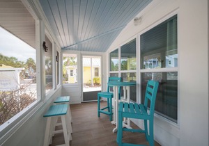 Sassy Seagull -Classic beach cottage, moments from the sand, beautiful pool!