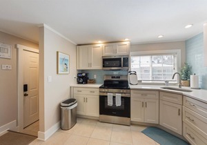 Sea Spray 2: *Pet-friendly *Steps to the beach *Close to shops, restaurants
